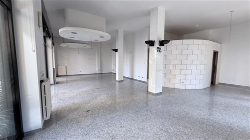 Locale commerciale angolare con 4 vetrine, giardino e cortile, zona ospedale